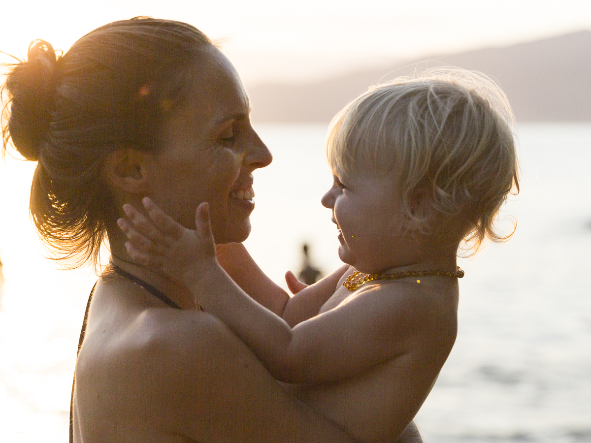 Monika with her daughter Lila on the beach